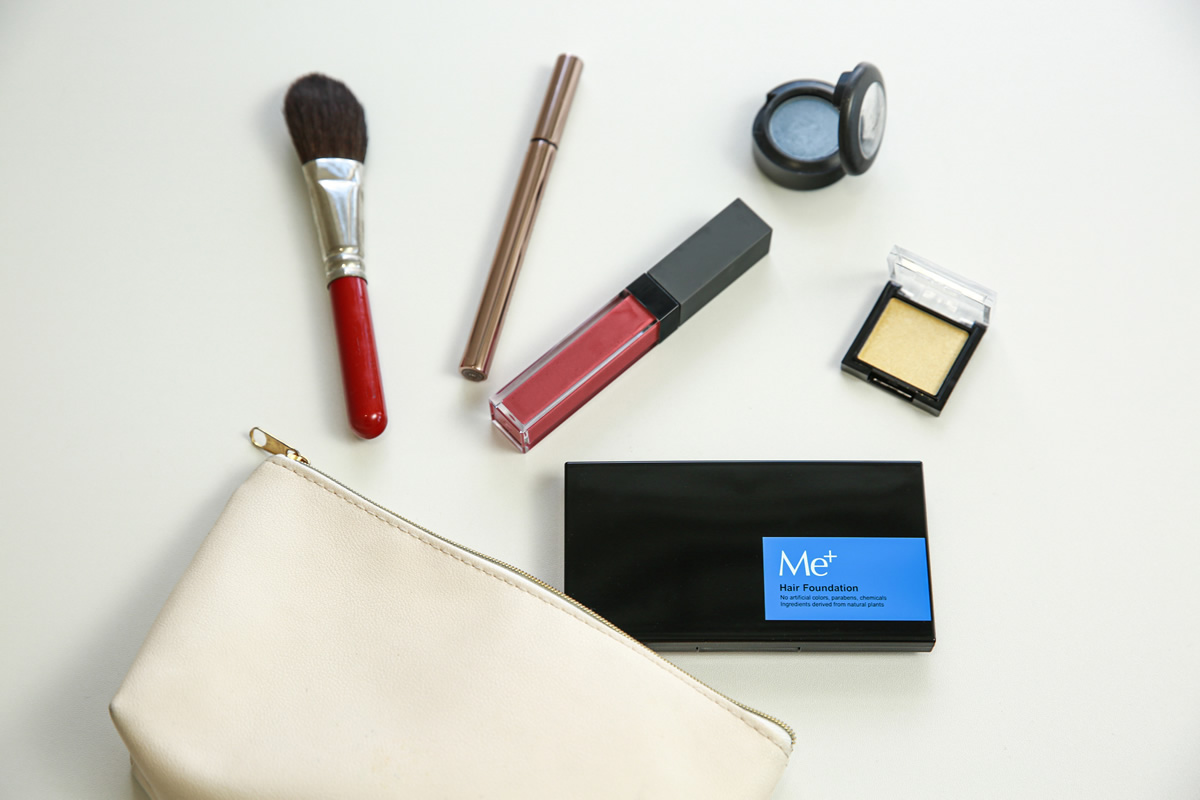 化粧直しのように自然に持てるコンパクトケース